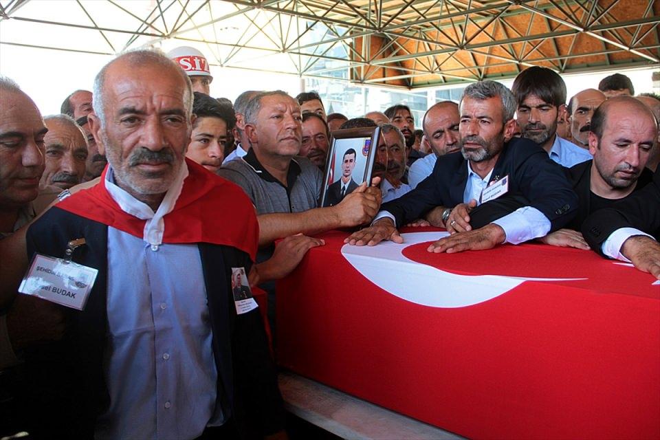 <p>Van'ın Çaldıran ilçesinin Tendürek Dağı bölgesinde şehit düşen Jandarma Uzman Onbaşı Süleyman Budak'ın cenazesi, memleketi Elazığ'da son yoluculuğuna uğurlandı. Şehidin naaşı İzzetpaşa Camisi'nde kılınan cenaze namazının ardından Salkaya köyüne bağlı Yılangeçiren mezrasında toprağa verildi. Şehit babası Veysel Budak (solda) ve kardeşleri tören boyunca büyük üzüntü yaşadı.</p>
