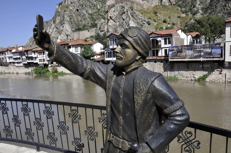 <p>Kentte 17 medeniyetin izlerinin bulunduğunu ve adeta bir açık hava müzesi olduğunu anlatan Çomaktekin, "Amasya, tarihi ve doğal güzelliklerinin yanında huzur dolu, tabiat parkları, termal kaplıcaları ve kültürel varlıklarıyla ziyaretçilere huzur katacak bir şehirdir. Geçen yılın verileriyle bu yılın verileri karşılaştırıldığında Amasya'ya gelen turist sayısında önem artış gözüküyor. Amasya her geçen yıl kendini yenileyerek, sahip olduğu değerleri koruyarak turizm alanında başarısını artıracaktır." dedi.</p>
<p> </p>