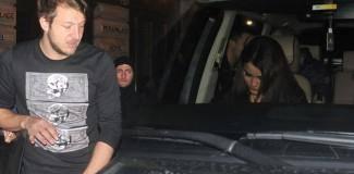 <p><strong>SiGARA DA ELiNDEN DÜŞMEDi</strong><br />
Beyoğlu gecelerine boy gösteren Batuhan, kalabalık bir arkadaş grubuyla eğlendi, sigara ve viskiyi elinden düşürmedi.</p>