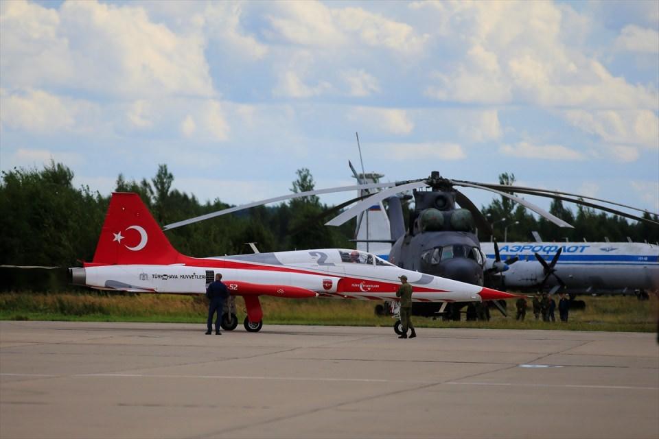 <p>Özel misafir olarak Armiya 2017 (Ordu 2017) fuarına katılan Türk Yıldızları, Rusya'nın başkenti Moskova'da gösteri uçuşu yaptı.</p>

<p><br />
<strong><a href="http://video.haber7.com/video-galeri/99262-turk-yildizlari-rusyada-sov-yapti" target="_blank"><span style="color:rgb(255, 215, 0)">O ANLARI İZLEMEK İÇİN TIKLAYIN!</span></a></strong></p>

<p> </p>
