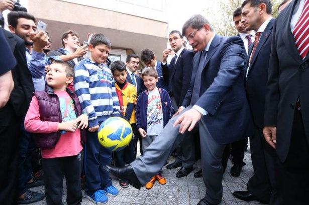 <p>Yayla Camii'nde cuma namazını kılan Davutoğlu, cami çıkışı vatandaşlarla sohbet etti. Başbakan Ahmet Davutoğlu, daha sonra yürüyerek yakınlarda oturan akrabalarını ziyarete gitti.</p>
<p> </p>