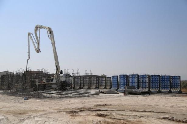 <p>AA muhabirinin aldığı bilgiye göre, Hatay Valiliği ve 2. Hudut Alay Komutanlığı, Bükülmez Mahallesi karşısındaki Atme kasabası sınırına duvar örülmesini kararlaştırdı. </p>
