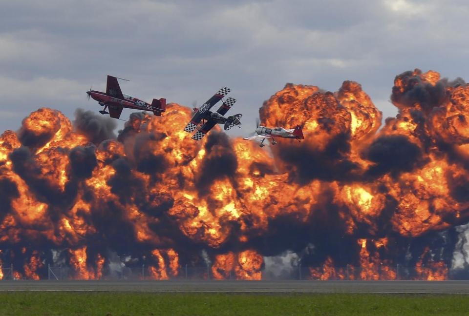 <p> Avustralya’nın Geelong kentinde düzenlenen Avustralya Uluslararası Havacılık Fuarı Avalon Airshow 2015’de akrobasi uçakları yerden patlatılan alev toplarının üzerinde gösteri uçuşu gerçekleştirdi.</p>
