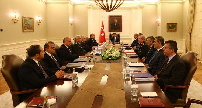 <p>Güvenlik toplantılarında belirlenen eksikler genelgeye dönüştürüldü. Uygulamalar, tüm kentlerde kritik cadde ve sokakların belirlenmesini ve buralara yönelik özel önlemler geliştirilmesini öngörüyor</p>
<p> </p>