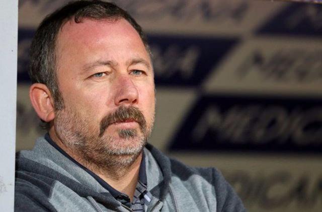 <p>Vitor Pereira-Robin Van Persie krizi için: "Benim teknik direktörlük yaptığım yerde futbolcu sadece verilen talimatları dinler, hocasına karşı hiçbir tavır da yapamaz. Bunu da beni az çok tanıyan herkes biliyor zaten..."</p>