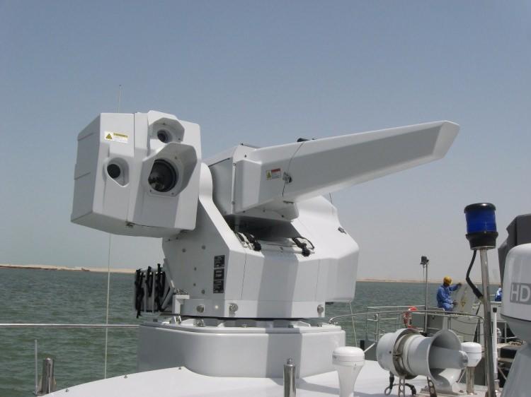 <p>Yenilenen STAMP sistemi, şu özellikleri içeriyor:</p>

<p>"STAMP-2’nin özelliklerinin başında kompakt ve hafif tasarımın üstün teknik özelliklerle bir arada sunulması geliyor. Sistemin yükseliş ekseninde hareket limitleri de arttırıldı. Gelişmiş kullanıcı grafik arayüzleri ve gömülü eğitim simülatörü sayesinde sistem kullanımında çok daha keyifli ve kolay şekilde uzmanlaşmak mümkün. STAMP-2 sistemi, hassas stabilize yönlendirici sayesinde gözetleme modunda (silah hedefe yönlendirilmeden) kullanılabiliyor. </p>
