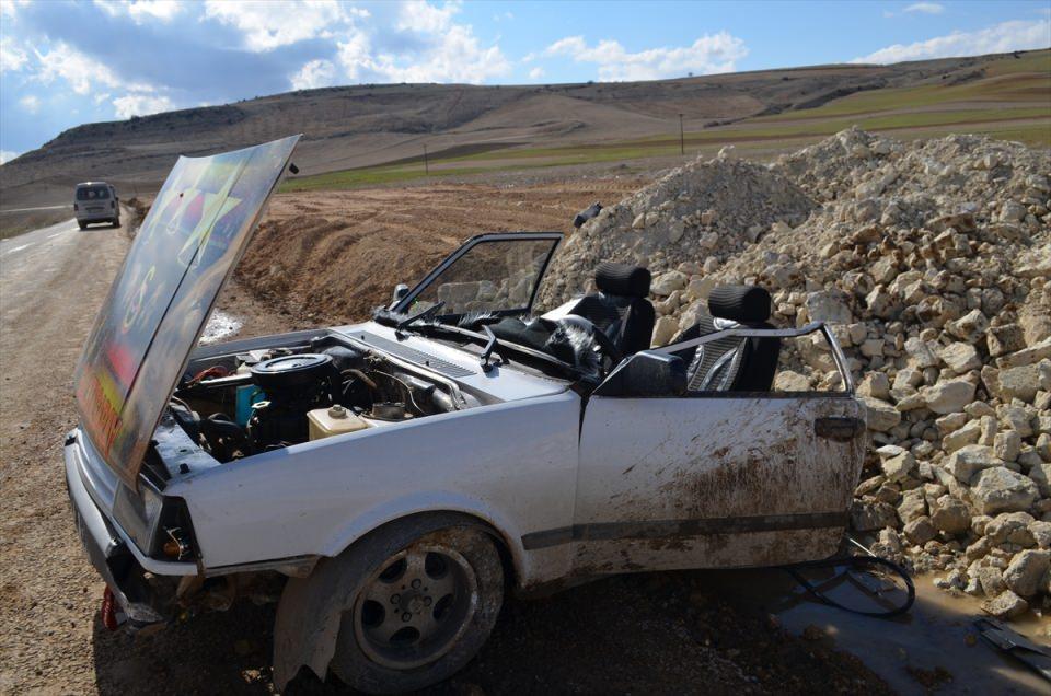 <p>İkiye ayrılan aracın bir parçası, kaza yerine yaklaşık 300 metre uzaklıkta bulundu.</p>
<p> </p>