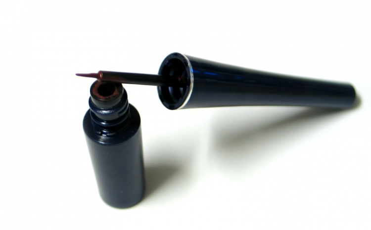 <p>Likit eyelinerlar alt göz çizginizde gün içerisinde akabilir.</p>
