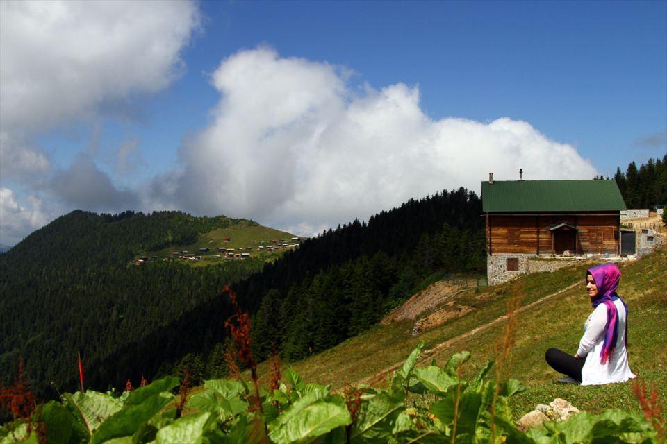 <p>Neresine bakarsanız bakın her yerinin ayrı güzelliği var. Yaylada sadece yöre halkı tarafından hayvancılık faaliyeti yapılıyor. Ayrıca gelen turistlerin konaklama imkanı bulabileceği mekanlar da mevcut." diye konuştu. </p>

<p> </p>
