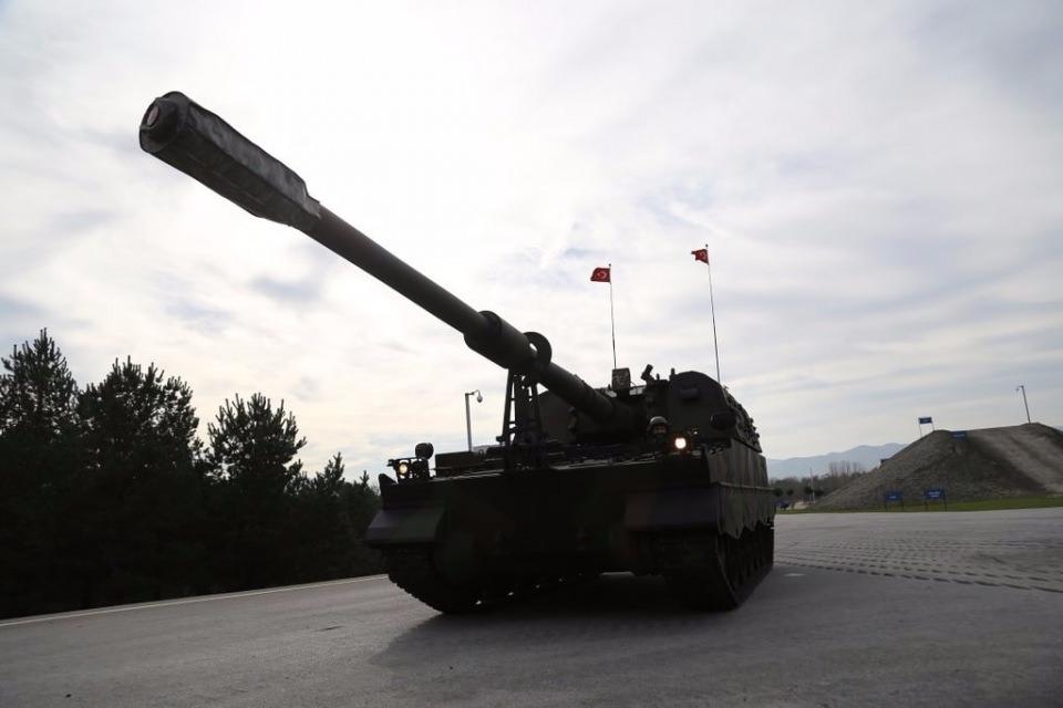 <p>Obüsteki muharebe sistemleri Fırtına Atış Kontrol Sisteminin hesapladığı atış komutlarını alma ve gönderme yeteneğine sahiptir.</p>
<p> </p>
