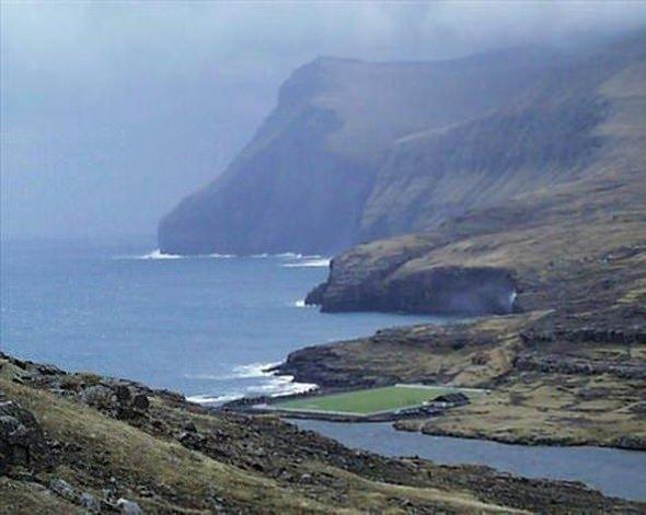 <p>Faroe Adaları; Faroe StadyumuAtlas Okyanusu'nda Danimarka'ya ait Faroe Adaları'nda kurulmuş bu stadyum, Norveç Denizi'nde yer alıyor. Stadyum çevresinde denize düşen topları toplamak için görevlendirilmiş bir de görevli bulunuyor.</p>
