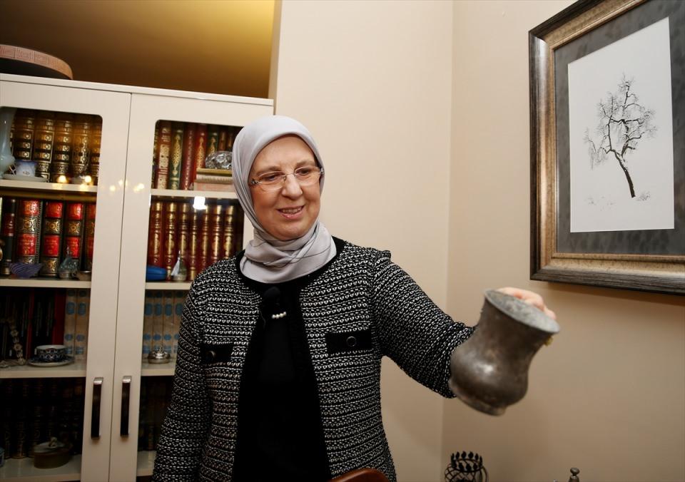 <p>Ramazanoğlu, "Moda benim uzak olduğum alanlardan bir tanesi. Genellikle sadelikten yanayım hem hayatımda hem kendi kıyafetlerim konusunda. O konuda tutumlu da birisiyim. Kıyafetle ilgilenip kafa yormak bana çok hoş gelmiyor. Alışverişten de hoşlanan birisi değilim. Aldığım kıyafetler zamansız kıyafetler. Belki 25 yıldır giydiğim etekler var" ifadesini kullandı.</p>

<p>Ailesinin eğitime her dönemde önem verdiğini belirten Ramazanoğlu, "Ailemde şöyle temel bir düşünce var. Muhakkak herkes tahsilini yapmalı özellikle kız çocukları okutulmalı. Bu tahsilinde bir sınırı yoktu. Kız çocuklarının okutulması konusunda bütün aile babam, annem, babaanneler, dedeler çok hevesli ve teşvik ediciydiler. Biz Denizli'de doğduk, büyüdük. Bizim için üniversite hedefi konmuştu. Denizli de üniversite olmayan bir şehirdi" dedi.</p>

<p>Üç kız bir erkek kardeş olduklarını ve herkesin üniversite eğitimi aldığını söyleyen Ramazanoğlu, çocuklarına meslek seçimleri konusunda baskı yapmadığını dile getirdi.</p>
