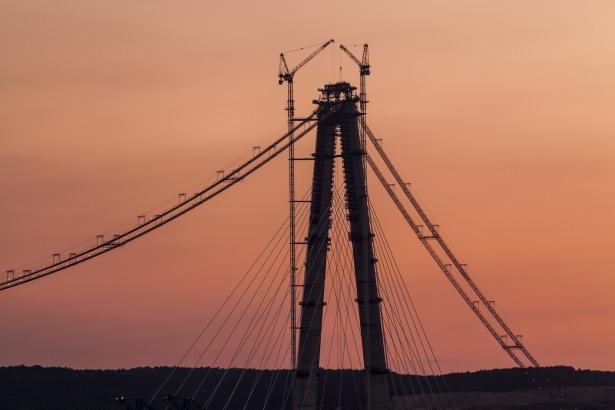 <p>İtalya'dan gemiyle getirilen bu elemanların kulelerin zirvesine yerleştirme işlemlerinin bitmek üzere olduğu, bu işlemin tamamlanmasının ardından ana kablonun döşenmesin başlanacağı öğrenildi.</p>
<p> </p>