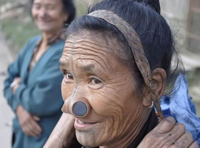 <p>Apatani kabilesinin kadınlarının en büyük özelliği burunlarında dört delikli olması.</p>
