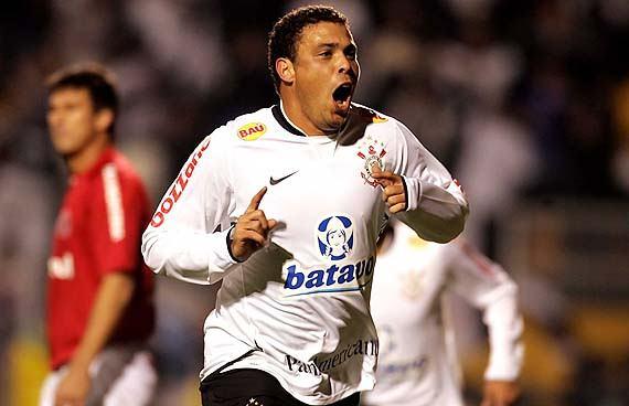 <p><strong>Barcelona'dır Milano'dur gezdiği Avrupa'dan ülkesine döndüğünde, onu Ronaldo yapan Cruzeiro'ya ihanet edip; ezeli rakip Corinthians'ı tercih etti.</strong></p>