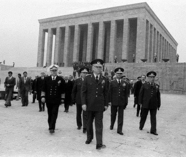 <p> Atatürk'ün 42. ölüm yıldönümü dolayısıyla Devlet Başkanı, Genelkurmay Başkanı ve MGK Başkanı Orgeneral Kenan Evren (önde) başkanlığındaki konsey üyeleri Anıtkabir'i ziyaret etti. (Evren'in arkasında soldan sağa ) Deviz Kuvvetleri Komutanı Oramiral Nejat Tümer, Kara Kuvvetleri Komutanı Orgeneral Nurettin Ersin, Hava Kuvvetleri Komutanı Orgeneral Tahsin Şahinkaya, Jandarma Genel Komutanı Orgeneral Sedat Celasun</p>