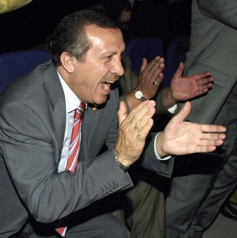 <p>Cumhurbaşkanı Recep Tayyip Erdoğan, Türkiye-Çin arasındaki Dünya Kupası karşılaşmasını, AK Parti Genel Merkezi'ndeki toplantı salonuna kurulan sınevizyonda izlemişti. Genel merkeze 10 dakika kadar geç gelen Erdoğan ilk iki golü göremezken, Ümit Davala'nın golünün ardından büyük sevinç yaşamıştı.</p>
