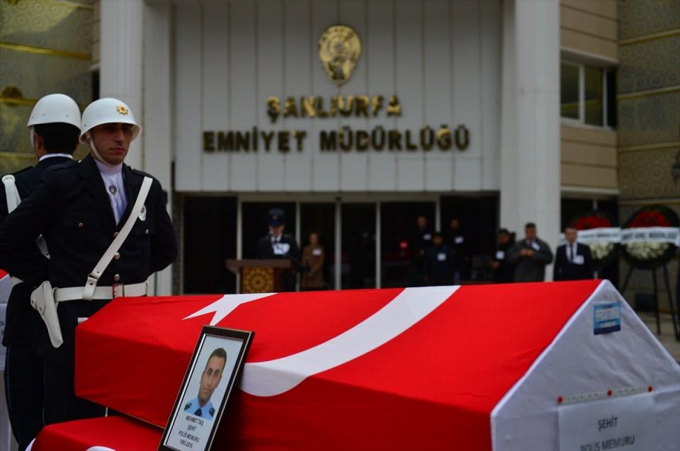 <p>Şehit Çiçek'in kardeşi Kübra'yı sevip, sohbet eden Çelik'in, "Büyüyünce ne olacaksın?" sorusuna Kübra, "Öğretmen olmak istiyorum" yanıtını verdi.</p>

<p> </p>
