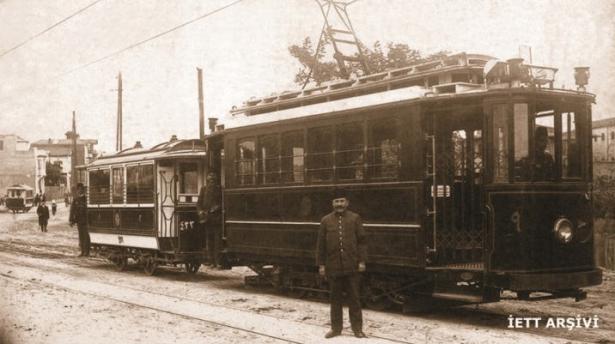 <p>1914 - Atlı tranvaydan elektrikli tranvaya geçiş, elektrikli tranvaya eklenmiş eski atlı tranvay vagonu, Şişli</p>
<p> </p>