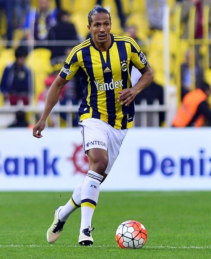 <p>BRUNO ALVES - Gençlerbirliği maçı hazırlıklarında takımın genç oyuncus Uygar Mert Zeybek'e sert müdahalede bulunarak arkadaşlarının tepkisini çeken Bruno Alves, bu hareketinden ötürü süresiz kadro dışı bırakılmıştı. Geçtiğimiz günlerde gerçekleşen idmanda hem Uygar Mert'ten hem de Pereira'dan özür dileyen Bruno Alves, affedilerek yeniden takıma dahil oldu. Galatasaray mücadelesi öncesi yaşanan bu tatsızlığın ardından, Alves'in Ziraat Türkiye Kupası finalinde 11'de oynamasına kesin gözle bakılıyor.</p>

<p> </p>
