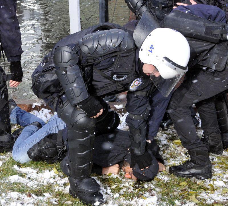 <p>Kocaeli Üniversitesi’nde, Uludere için yürüyüş yapan gruba, karşıt görüşteki bir grup tepki gösterince olay çıktı.</p>
<p> </p>
