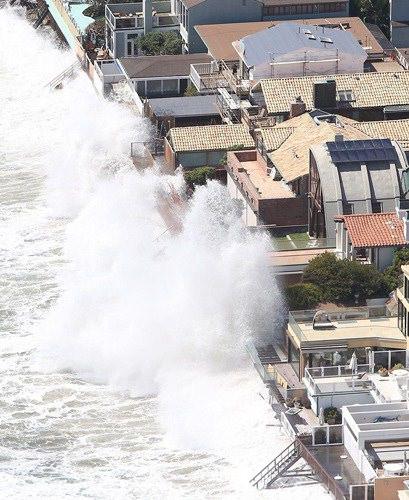 <p>Hollywood ünlülerinin tercihi Malibu kıyısındaki evler paparazzilere karşı yüksek güvenlikle korunuyor olsa da dev dalgalardan kurtulamadı...</p>

<p> </p>
