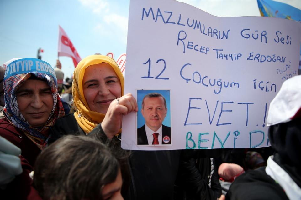 <p>"Evet Platformu" tarafından Yenikapı Meydanı'nda düzenlenen, Cumhurbaşkanı Recep Tayyip Erdoğan ve Başbakan Binali Yıldırım'ın katıldığı "İstanbul Buluşması"na vatandaşlar büyük ilgi gösterdi. Milyonlarca İstanbullu meydanı doldurdu.</p>
