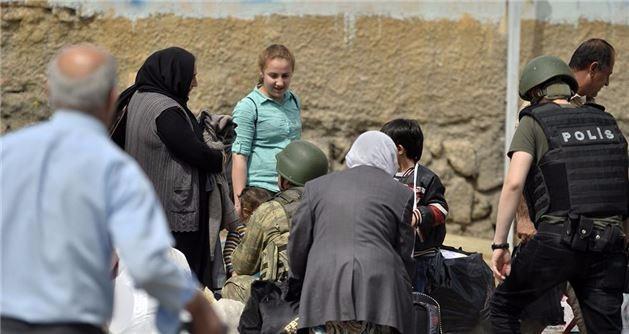 <p>900'ü aşkın vatandaş güçlerinin aldığı önlemler sayesinde operasyon bölgesinden uzaklaştırıldı. Aileler, tahliye edildikten sonra istedikleri adreslere yönlendiriliyor.</p>
<p> </p>