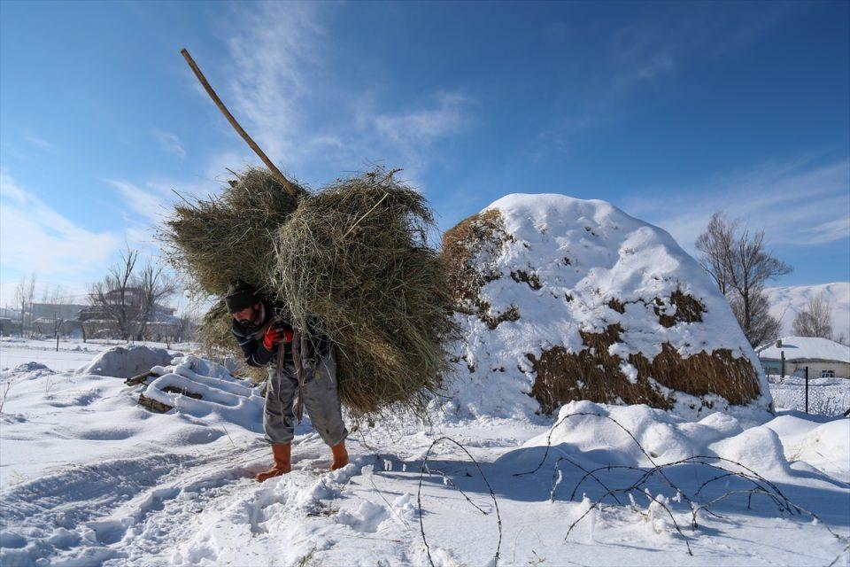 <p>Mahalle sakinlerinden Şaban Berge, AA muhabirine yaptığı açıklamada, ilçeye yaklaşık 35 kilometre mesafedeki Kırkgeçit'te kış mevsiminin oldukça zorlu geçtiğini söyledi. </p>
<p> </p>