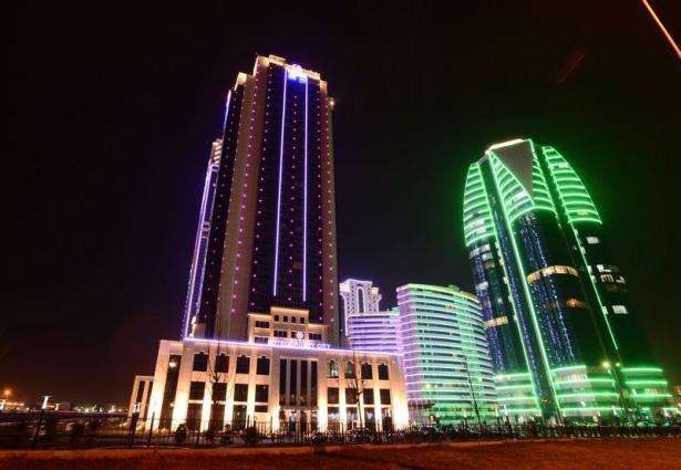 <p>Çok katlı iş merkezlerinin yapıldığı ve modern alanların oluşturulduğu Grozni'de sokaklar ve binalar değişen ve çehrenin sembolü oldu. <br />
<strong>(Grozni City-1 İş merkezi)</strong></p>