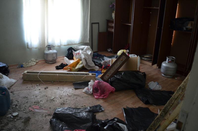<p>Evde ayrıca teröristlerin geçişi için kullanılan tünel de bulundu. Güvenlik güçleri, ele geçirilen patlayıcı düzenekleri ile silah ve mühimmatı kontrollü şekilde imha etti.</p>
<p> </p>