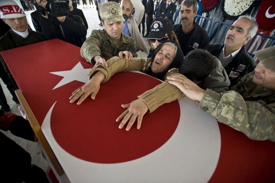 <p>Törende şehidin annesi Ayşe Karadal, tabuta sarıldı.</p>