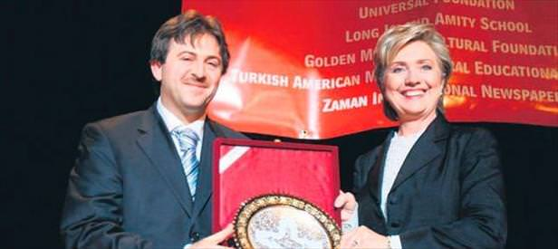<p><strong>CLINTON'A MİLYON DOLARLIK BAĞIŞ</strong><br />
<br />
FETÖ bağlantılı Türk Kültür Merkezi'nin eski başkanı olan ve ABD başkanlık kampanya döneminde Demokrat Parti adayı Hillary Clinton'a toplam 1,5 milyon dolar bağış yapan Recep Özkan, New York'un Brooklyn bölgesindeki 1,4 milyon dolarlık eviyle dikkati çekiyor.</p>