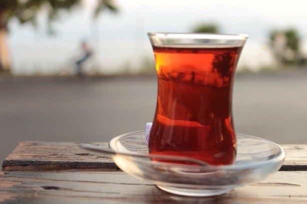 <p><strong>ÇAY</strong></p>
<p>Çayı dünyada en çok içen toplumlardan olmamız bizim için ekstra bir avantaj sağlamaktadır. Çünkü sabah saatlerinde içilen çayın uyarıcı etkisi vardır ve günü daha dinç geçirmenizi sağlar. Fakat çok fazla çay içilmesi uzun vadeli kan seviyenizin düşmesine neden olur bu durumda halsizlik yaratabilir. </p>