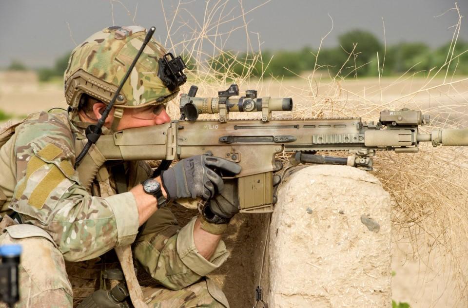 <p>Amerika Birleşik Devletleri Özel Harekât Komutanlığı (SOCOM) tarafından 15.10.2003 tarihinde açılan tüfek ihalesi için üretilmiştir ve belirtilen şartlara göre (örneğin silahların farklı kalibrelerde mermi kullanabilmesi, özelliklede 5.56 NATO'dan daha güçlü olan 7.62 NATO) birinci gelerek SCAR ismini alıyor.</p>

<p> </p>

