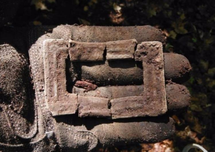 <p>Ele Geçirilemeyen Efsane: Oak Adası'nın laneti</p>

<p>Dönelim, adadaki çukuru araştıran ekibe: Bir yıl sonra kaldıkları yerden devam etmek isteyen ekip, bu kez çukura paralel yeni çukurlar kazmayı dener. Çukura da 'Para Çukuru' adı verilir. Fakat kısa sürede paralel kuyu da suyla dolar. Çalışmalar 45 yıl boyunca durur. Bu aksiliğin bir Bubi Tuzağı olduğu düşünülür. Aynı zamanda yaklaşık 150 metrelik bir su yolu da keşfedilir. Fakat su ne kadar çabuk boşaltılsa da, deniz suyu gelip yine boşluğu doldurur.</p>
