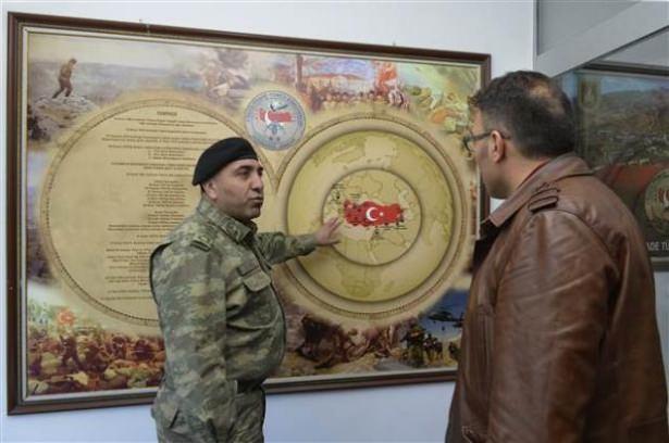 <p>Kurmay Başkanı Kurmay Albay Murat Temiz tarafından ağırlanan Gürdal, daha sonra askeri helikopterle Yüksekova 3. Piyade Tümen Komutanlığı'na geldi. Burada görevli komutanlar tarafından karşılanan Gürdal, karargaha geçerek Tankçı Kurmay Albay Mehmet Yılmaz ile görüştü.</p>