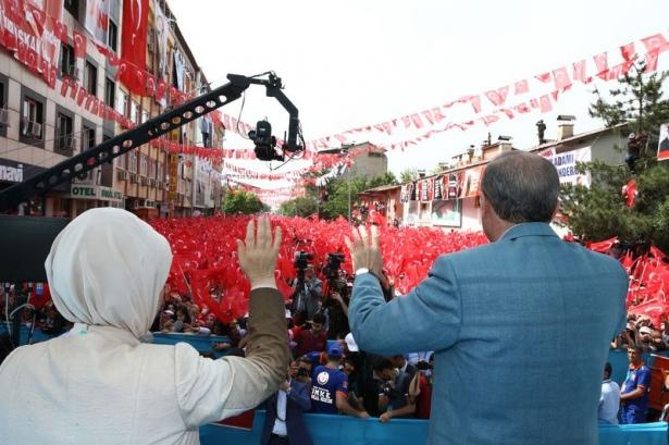 <div>Cumhurbaşkanı Erdoğan Bingöllü vatandaşlarla buluşmasında HDP'ye yüklenirken Bingöl halkına teşekkür etti.</div>

<div> </div>
