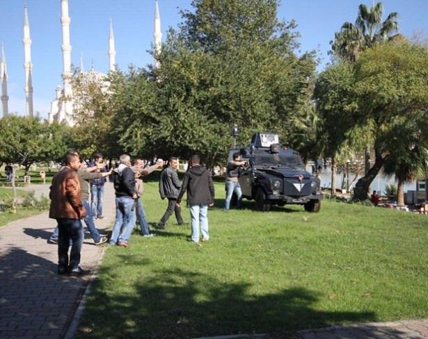 <p>Alınan bilgiye göre, Büyükşehir Belediyesi Zabıta ekipleri, belediyece alınan yıkım kararı nedeniyle merkez Seyhan nehri kenarındaki Zübeyde Hanım Parkı'nda bulunan bir kafeteryaya iş makinesiyle gitti.</p>
<p> </p>