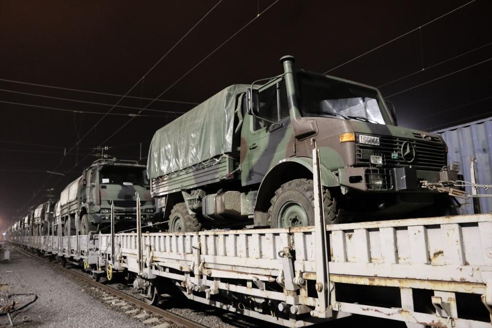 <p>Suriye sınırındaki birliklere takviye amaçlı gönderilen yaklaşık 30 vagon askeri araç, demiryoluyla Hatay'a ulaştı.</p>
