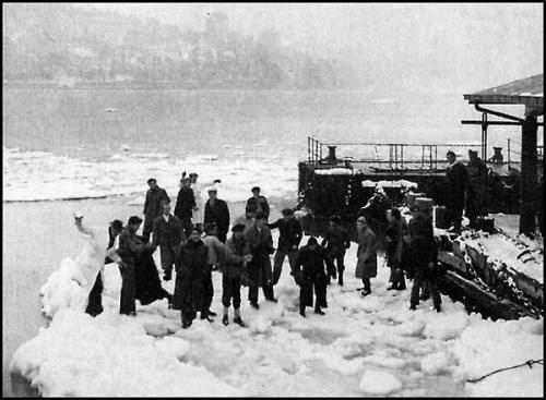 <p>1954 -  Tuna Nehri'nin tamamen donması ve sonrasında çözülen buz parçaları İstanbul Boğazı'nı kapladı. </p>
