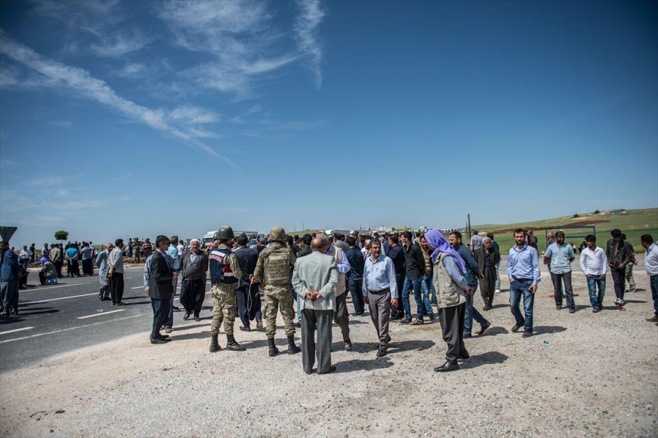<p>Olay yerine gelen jandarma ve çevik kuvvet ekipleri, vatandaşları alandan uzaklaşmaları konusunda uyardı.</p>
<p> </p>