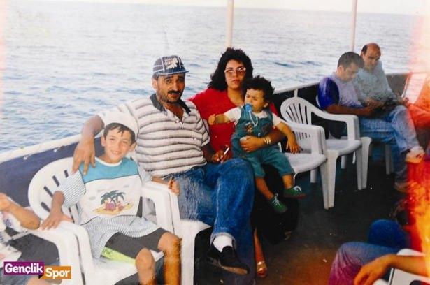 <p>Turan ailesi, tatilden dönüyor. 6 yaşındaki Arda’nın yüzündeki kocaman gülümseme, tatilin de nasıl geçtiğini gösteriyor.</p>

<p> </p>
