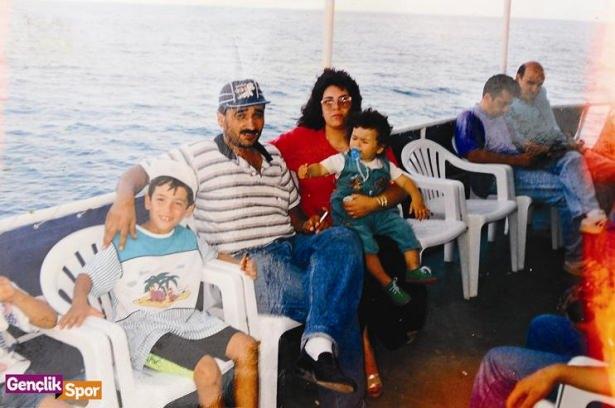 <p>Turan ailesi, tatilden dönüyor. 6 yaşındaki Arda’nın yüzündeki kocaman gülümseme, tatilin de nasıl geçtiğini gösteriyor.</p>
<p> </p>