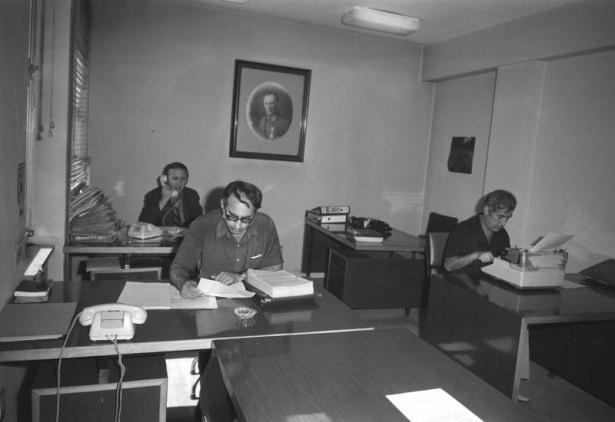 <p>1972 yılında İç Haberler Servisinde çalışan muhabirler Turgut Yılmaz Güven (önde solda), İbrahim Cıngay (arkada solda), Emre Çankaya (sağda)...</p>
