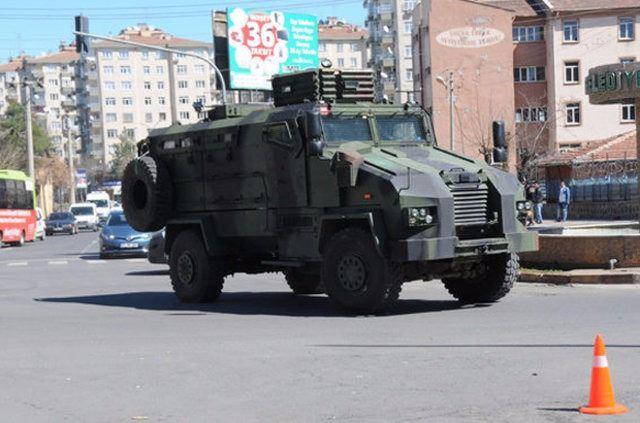 <p>Nükhet Coşkun Caddesi üzerinde bekleyen bazı aileler, çatışmaların başladığı gece yarısı kapılarını çalan örgüt mensuplarının 13 ile 15 yaşlarındaki çocuklarını zorla alıkoyduğunu söyledi.</p>
<p> </p>