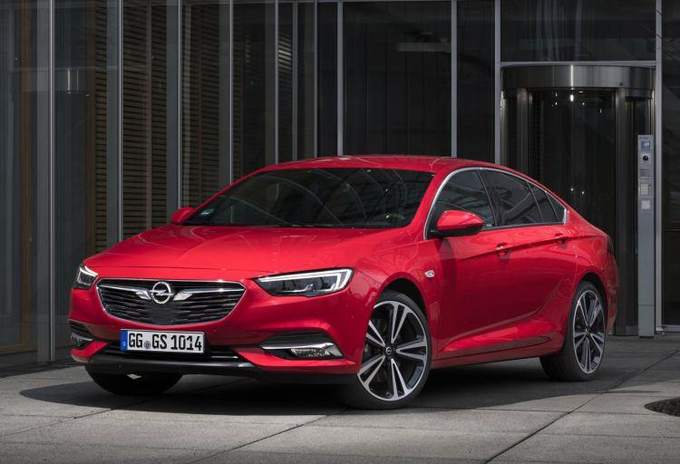 <p><span style="color:#FFA07A"><strong>Opel Insignia</strong></span>, Euro NCAP testlerine <em><strong>'standart güvenlik ekipmanı'</strong></em> ile girdi.</p>