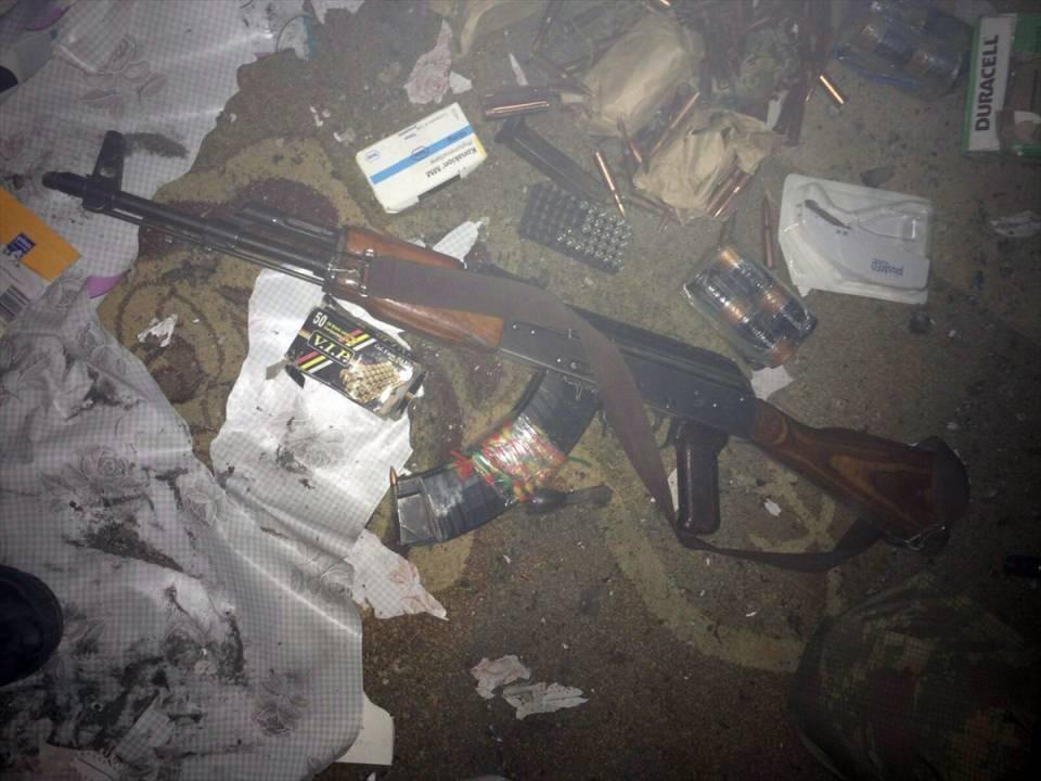 <p>Güvenlik kaynaklarından alınan bilgiye göre, İdil ilçesinde PKK'lı teröristlerin yakalanması, patlayıcılarla tuzaklanan çukurların kapatılması ve barikatların kaldırılması, halkın can ve mal güvenliğinin sağlanması için ilan edilen sokağa çıkma yasağının ardından güvenlik güçlerince 18 Şubat'ta başlatılan "Şehit Özel Harekat Polisi Ersin Yıldırım Operasyonu" sürüyor.</p>
<p> </p>