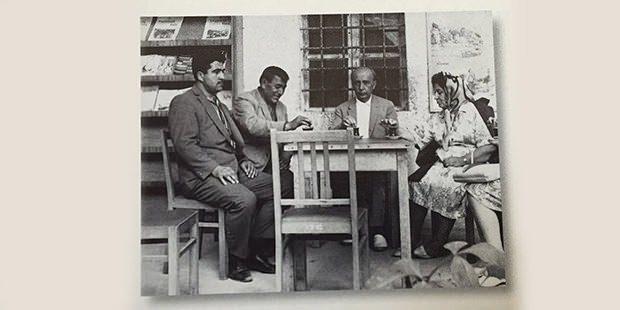 <p>Beraber yaptıkları gezilerden birinde Sadberk Hanım ve Vehbi Bey köylülerle çay içiyorlar. Yıl 1968.</p>
<p> </p>