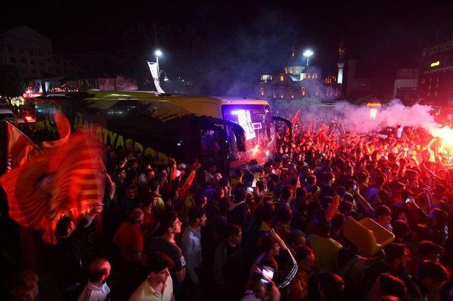 <p>Öte yandan Yeni Malatyaspor, iç saha maçlarını oynadığı Malatya İnönü Stadı'na zaferle veda etti. Malatya futboluna 50 yıldır hizmet eden 10 bin 411 kişi kapasiteli stadyumda son karşılaşma yapıldı.</p>
